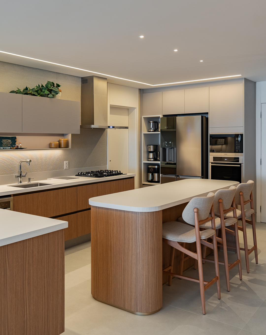 Cozinha com backsplash em terrazzo e armários em madeira